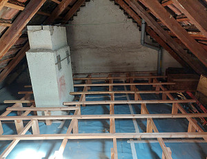 Zateplení stropu rodinného domu pomocí foukané izolace